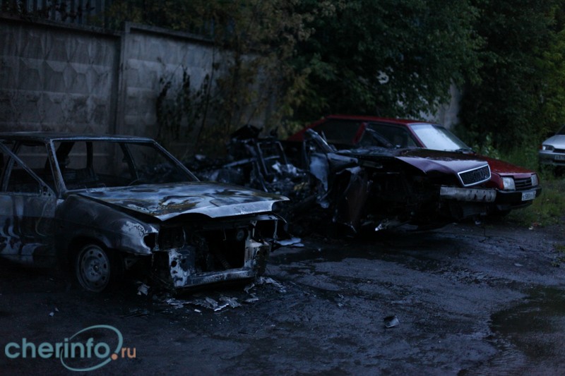 В результате пожара две машины сгорели полностью
