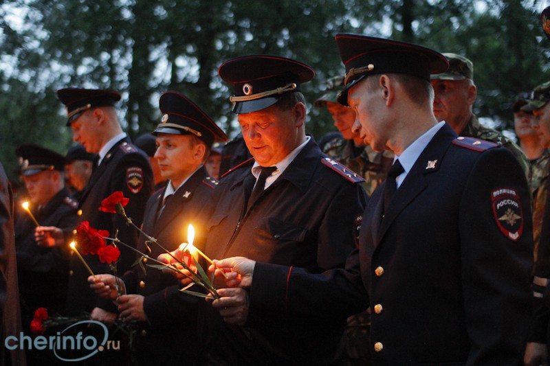 Полицейские почтили память павших на войне минутой молчания