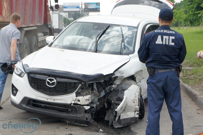 В аварии серьезно пострадали три машины, люди отделались ушибами и сссадинами