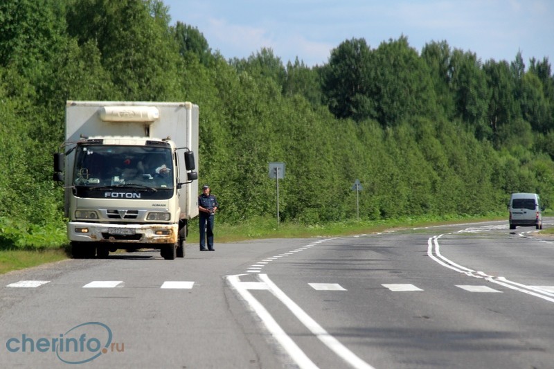 О подозрительном грузовике, стоящем на обочине, в ГИБДД сообщили водители