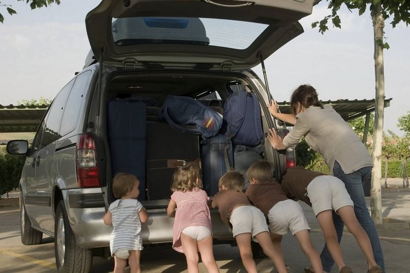  Многодетные родители считают, что им нужны отдельные места на парковках, так как разбегающиеся из машины дети представляют опасность Фото: http://g.api.no/ 