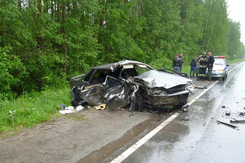  Предварительно, при сильном ливне водитель иномарки не справился с управлением, машина оказалась на встречной полосе Фото: УМВД по Вологодской области   