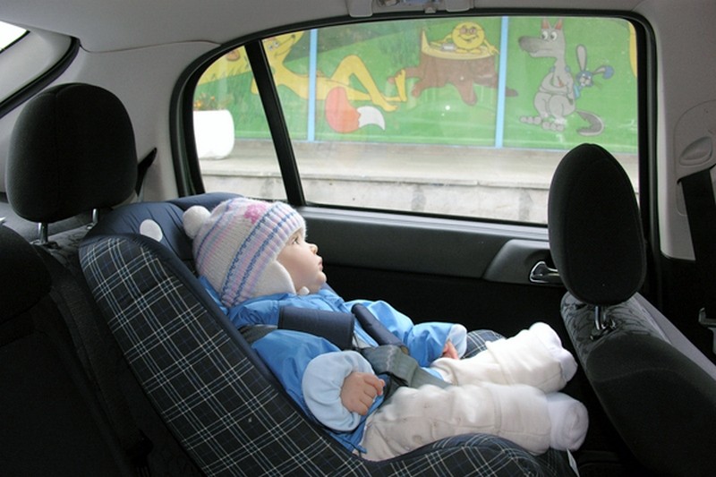  За сознательное оставление ребенка в машине предлагают лишать прав и штрафовать на 100 тысяч Фото: www. rg.ru 
