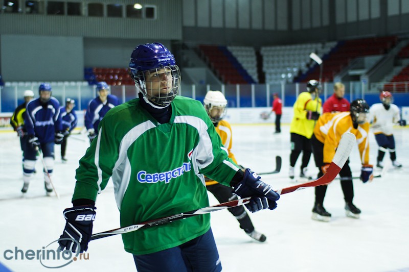 Накануне «Алмаз» провел открытую тренировку — на лед вышли все хоккеисты команды.