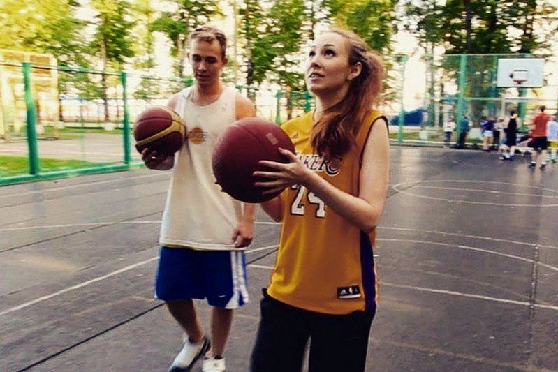 На бесплатных занятиях ведущую «СпортИнфо» Марину Жабо обучили базовым приемам баскетбола