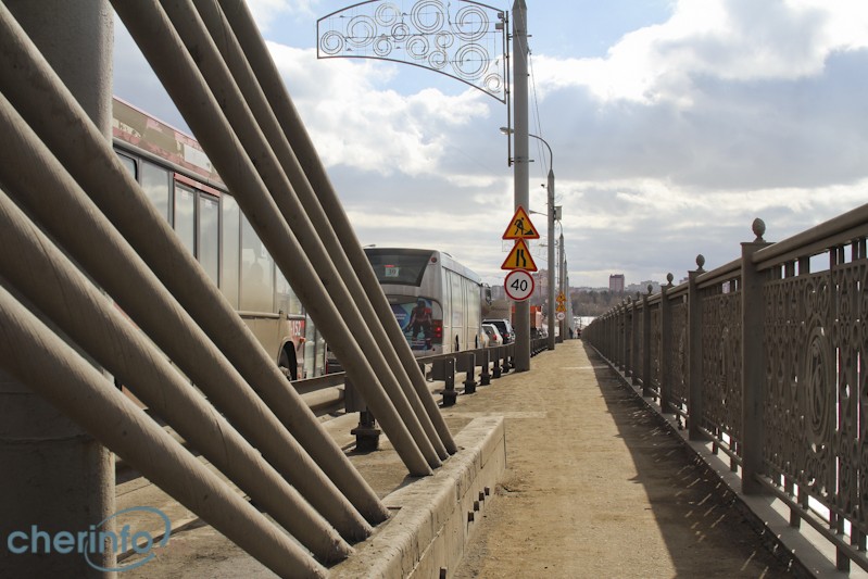 Ремонты на Октябрьском мосту будут идти по выходным в течение двух недель