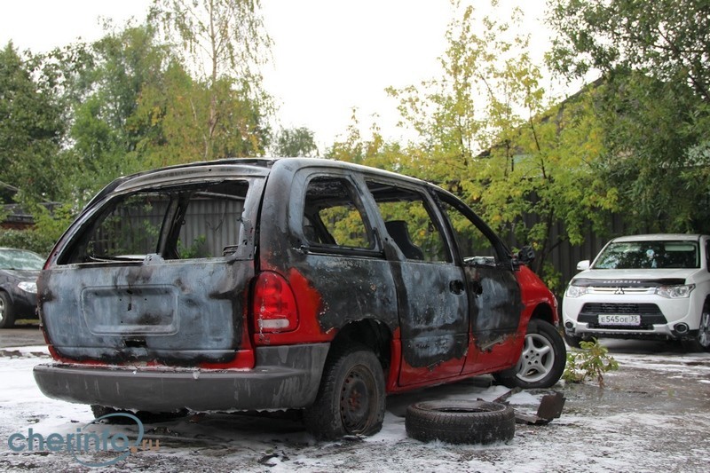 В результате пожара автомобиль сгорел полностью