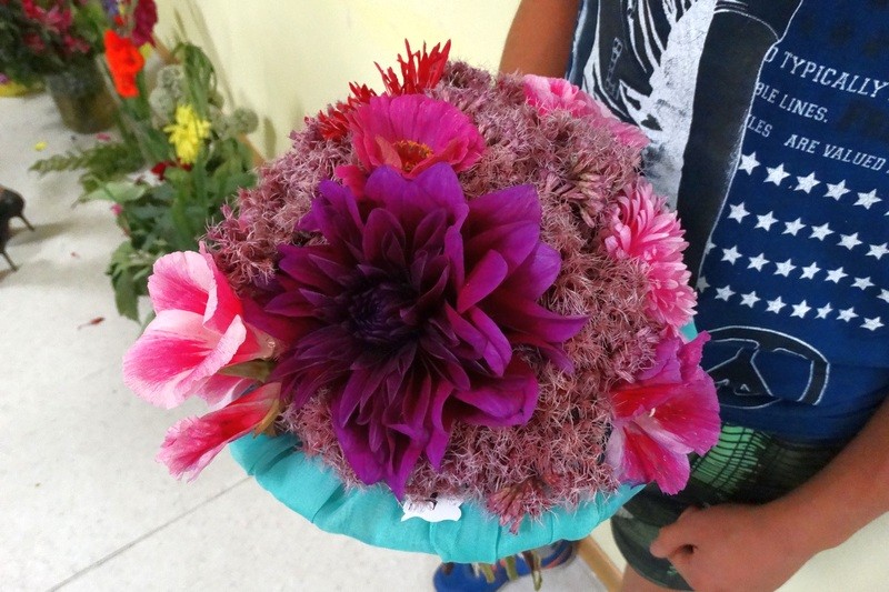  Школьники, которые хотели подарить букеты своим учителям, принесли с собой дачные цветы Фото: Молодежный центр 