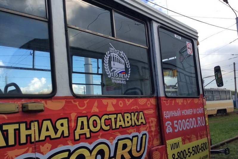  Специальные наклейки на стеклах трамваев появятся   к 135-летия российского трамвая Фото: МУП «Электротранс» 