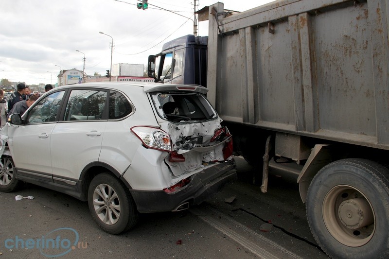 Участниками аварии на перекрестке Северного и Кирилловского шоссе стали восемь автомобилей