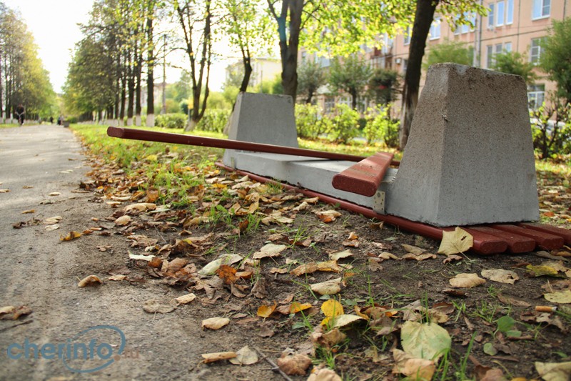 Журналисты cherinfo.ru попытались вдвоем поставить скамейку на место, но не смогли даже приподнять бетонное основание