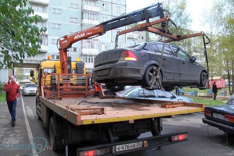 В дворе на Ленинградской приставы обнаружили машины троих должников, два автомобиля отправились на спецстоянку