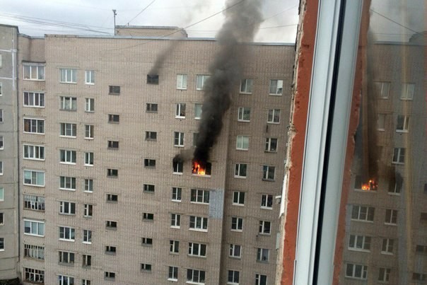  К моменту прибытия первых пожарных подразделений квартира уже горела открытым пламенем Фото: vk.com, Александр Смирнов 