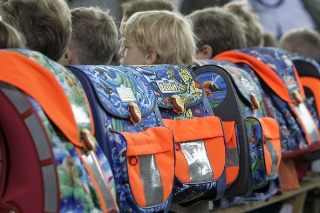  Главная задача акции «Взвесь портфель» — узнать, сколько на самом деле весят школьные сумки Фото: likeforyou.ru 