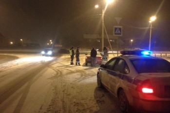  Водитель «Киа» нажал на тормоза перед переходом, но автомобиль продолжил движение по снегу Фото: отдел ГИБДД 
