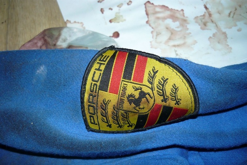  На погибшем мужчине были спортивные брюки с логотипом «Porsche» Фото: СК РФ по Вологодской области 