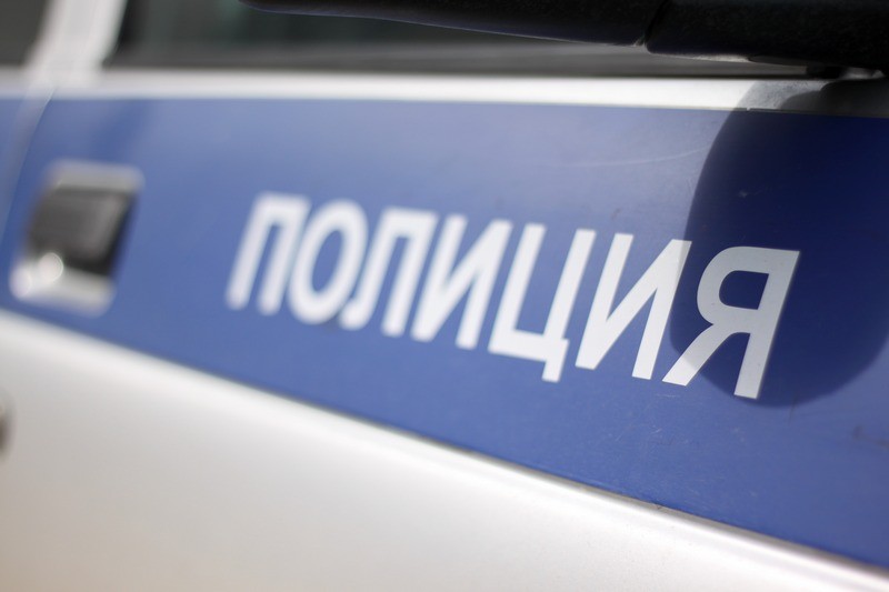  После неоднократных предупреждений полицейские расстреляли колеса автомобиля Фото: http://gorsovetkerch.ru 