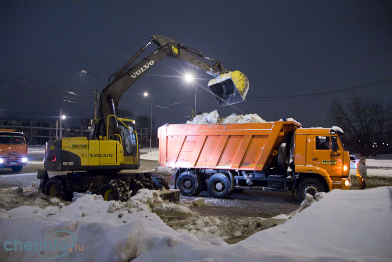 Коммунальщики подсчитали, сколько снега вывезли с улиц Череповца за зиму