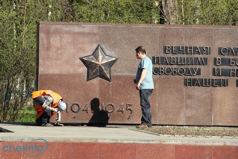 Очистка памятника солдатам