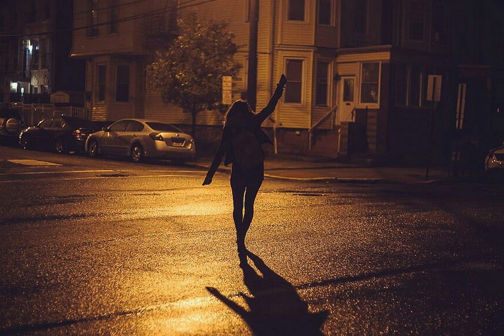 Фото Девушки На Дороге Ночью
