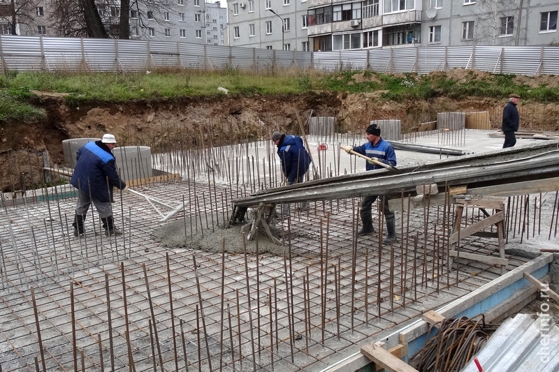 Там только фундамент заложили