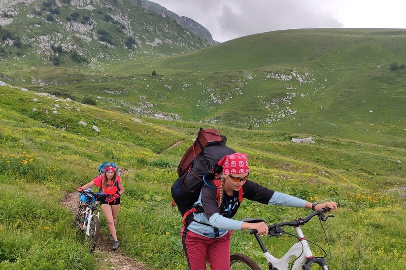 Велосипедист проезжает 52 км. Эндуро в горах Кавказа. Путешествие на велосипеде по Белгородской области. Туризм 200 км. Поездка на электровелосипеде по горной дороге в Черногории.