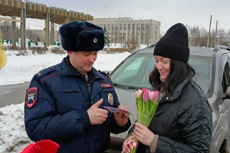 ДПС дарит цветы