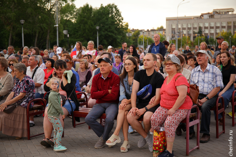 60 человек. Череповец люди. Люди на площади. Площадь молодежи Череповец 28 августа. Праздник у фонтана на площади молодежи Череповец 22 августа 2022.