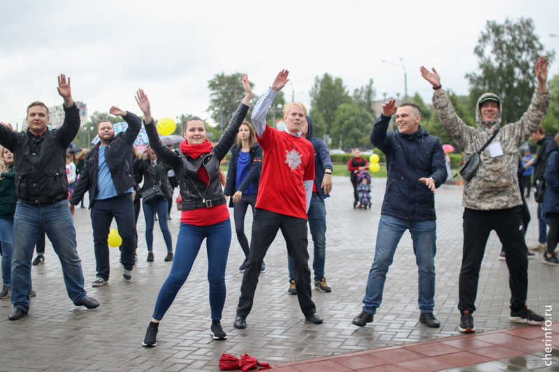 Какой сегодня праздник в череповце. Площадь молодежи Череповец. Череповецкий молодежный центр.