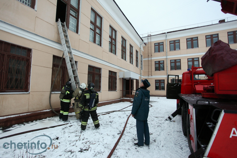 Пожар в детском учреждении. Пожар в школе. Тушение пожара в школе. Тушение пожаров в шкрл. Возгорание в здании школы.