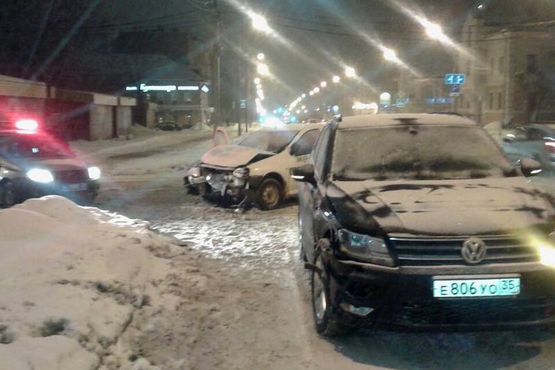 В Череповце два человека пострадали в страшном ДТП В Череповце два человека пострадали в страшном ДТП