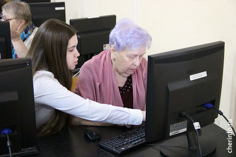 Новое работа для пенсионера. Компьютерная грамотность для пожилых. Урок компьютерной грамотности для пенсионеров. Компьютерный класс для пожилых людей. Пенсионеры и компьютер.