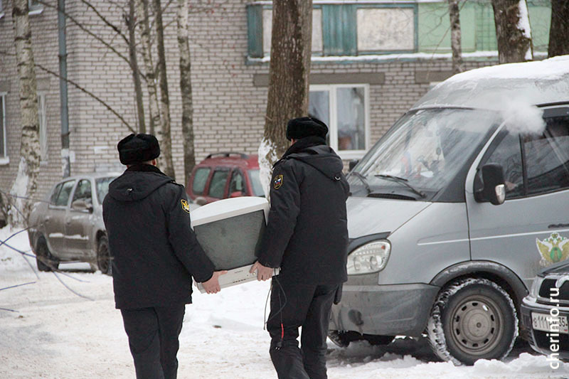 Судебные приставы череповец. Рейды судебных приставов Череповца. Последний рейд судебных приставов Череповца. Картинки рейд судебных приставов Череповец. Рейд приставов Череповца фото.