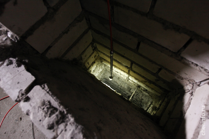 вентиляционная шахта в многоэтажном доме. вентиляционные каналы в многоквартирном доме. вентиляционная шахта. вентиляция внутри. бетонная вентиляционная шахта.