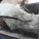 Снег упал на автомобиль