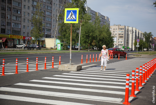 пешеходный переход, женщина, столбики, дорожный знак