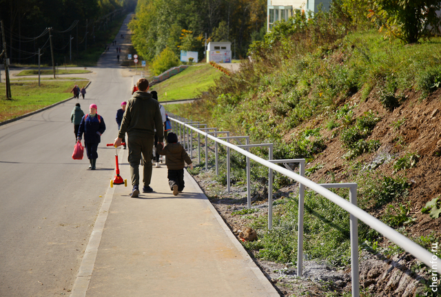 В Зашекснинском районе на спуске к тропе здоровья установили поручень