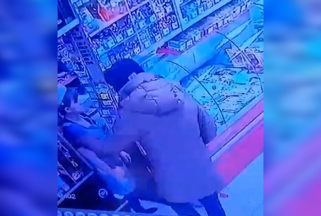 В Череповце мужчина с ножом напал на продавца