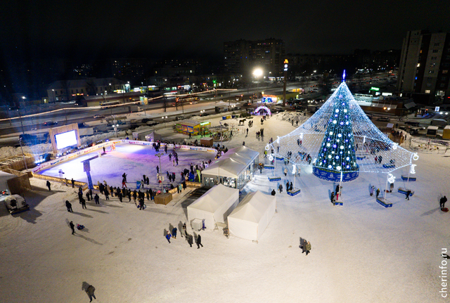 На площади Химиков открылся бесплатный каток с прокатом коньков