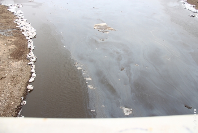 В Череповце нашли источник масляного пятна на Ягорбе