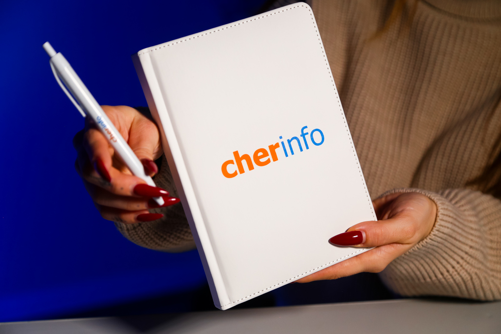 Еженедельник и ручка