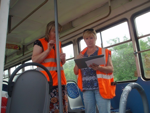 График водителя трамвая. Форма водителя трамвая. Женщина водитель трамвая. Водитель трамвая Москва. Форма водителя трамвая Москва.