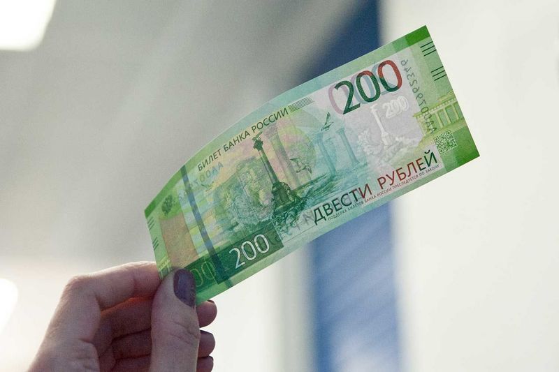 В Череповце появились новые банкноты в 200 и 2000 рублей