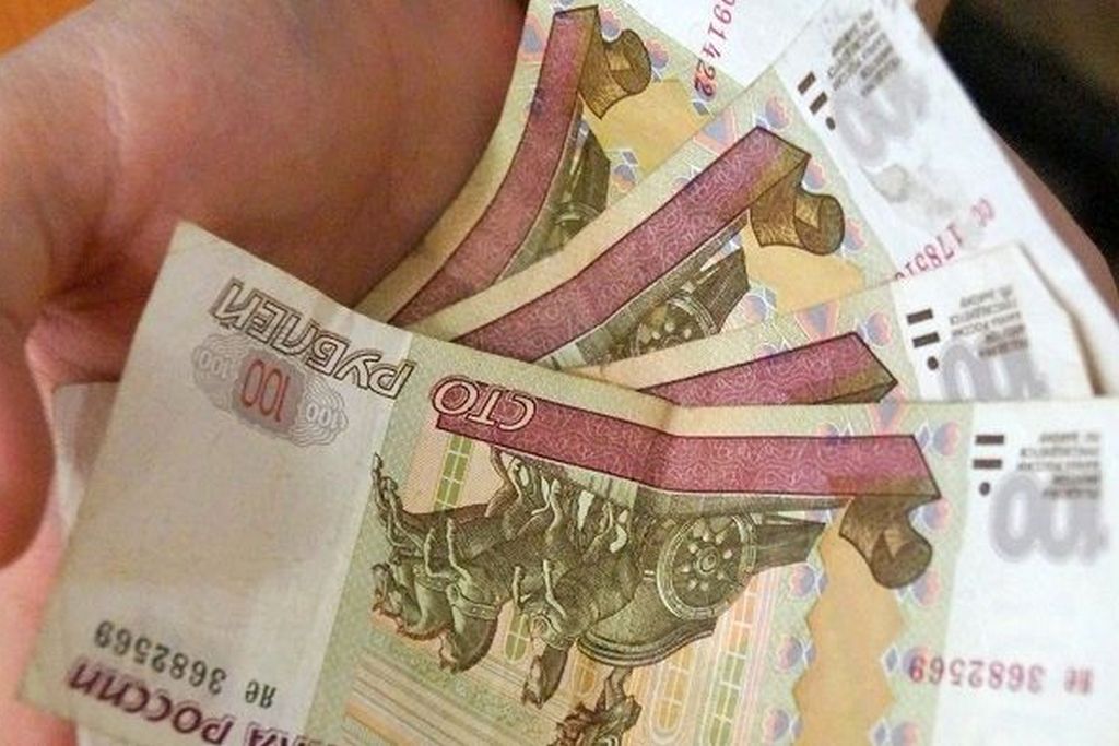 Деньги 300 рублей. 300 Рублей в руках. Деньги в руках 400 рублей. Рубли в руках. Фотография 400 рублей.
