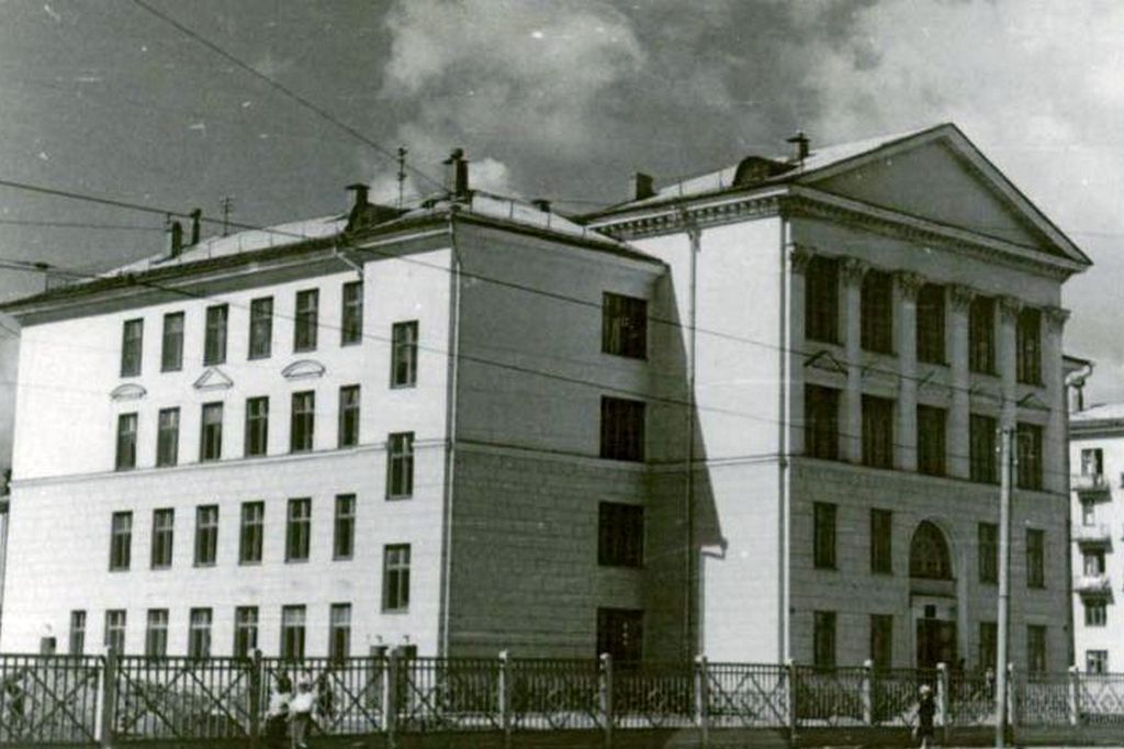 Здание школы №6 на улице Металлургов, 19