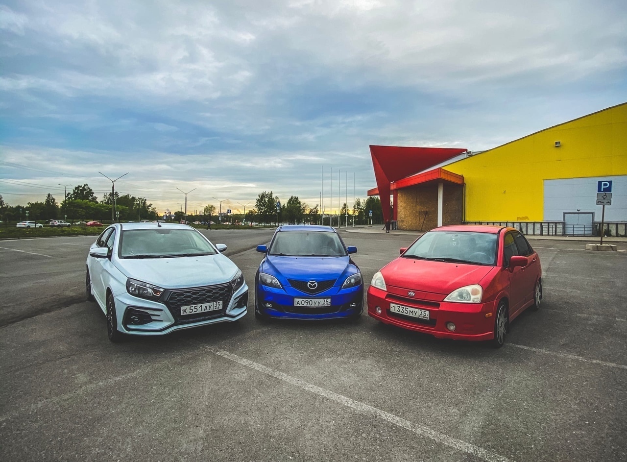 3 Машины в цветах российского флага