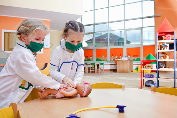 Дети играют в медиков