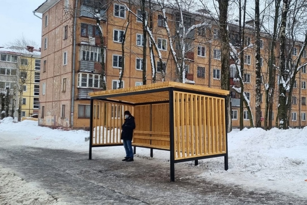 Установить череповец. Деревянная остановка. Остановка в Череповце. Остановки деревянные Череповец. Автобусная остановка.