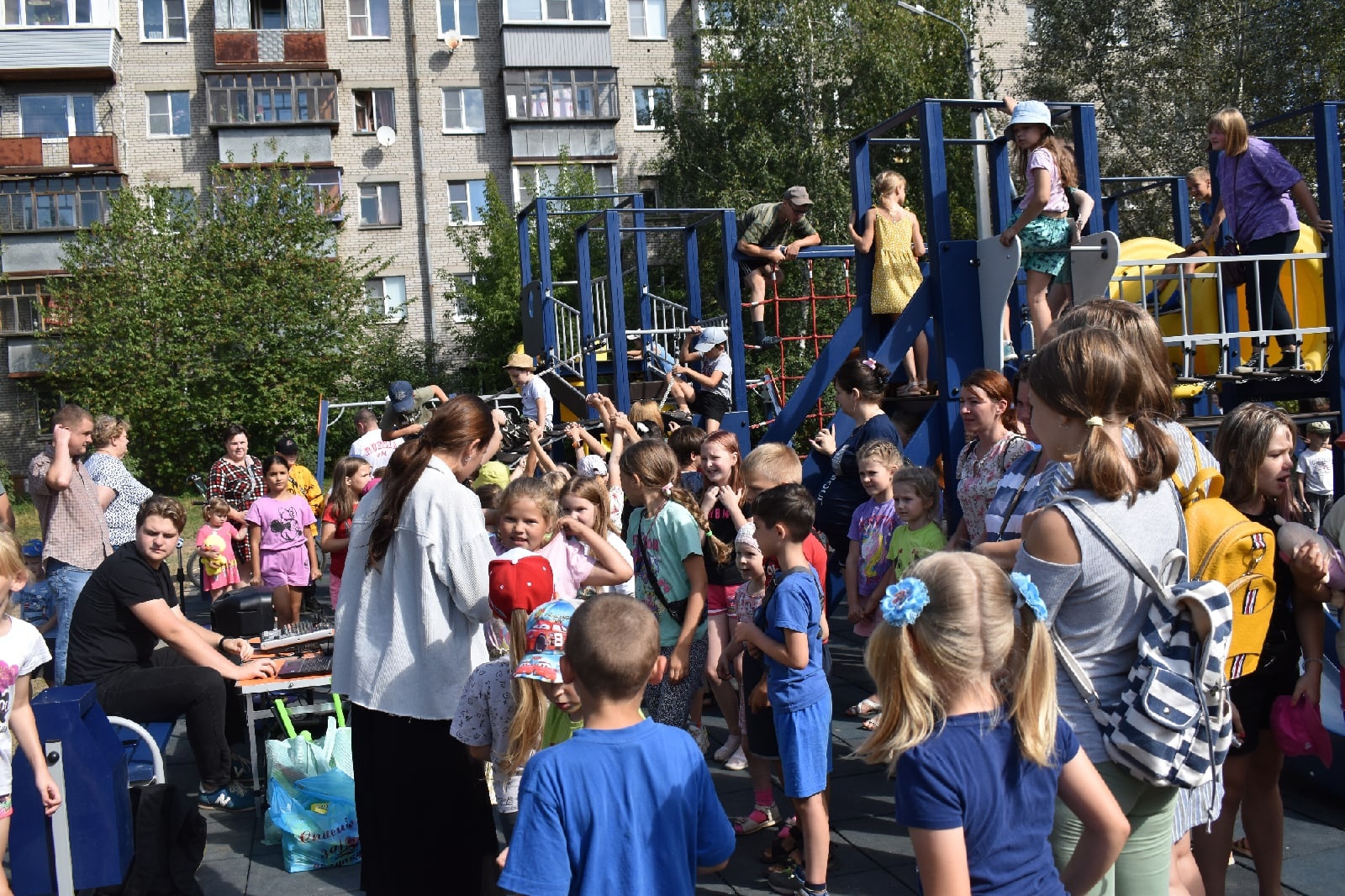 Сегодня в Череповце открылось еще 5 новых детских комплексов.