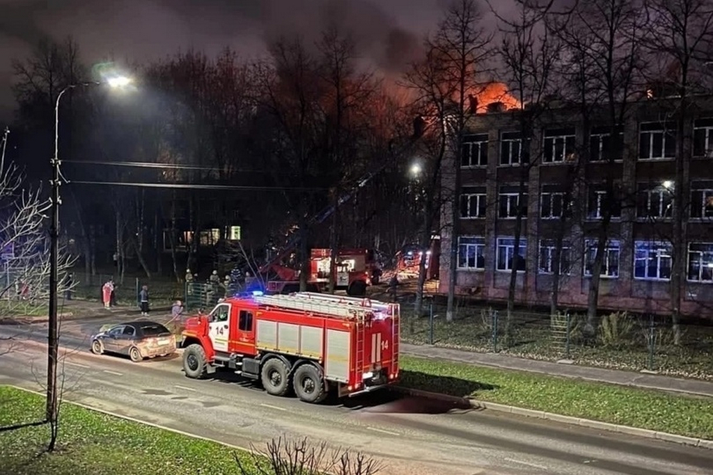 Череповец сегодня. Пожары. Пожар в здании. Пожар фото. Горящее здание.